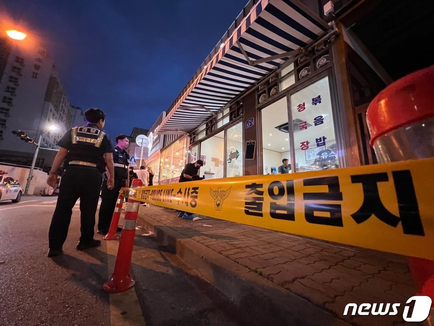 본문 이미지 - 22일 오후 7시24분쯤 충북 청주시 흥덕구 강서동 한 음식점에서 흉기 난동이 벌어져 경찰이 현장을 수습하고 있다.(독자 제공).2023.6.22./뉴스1