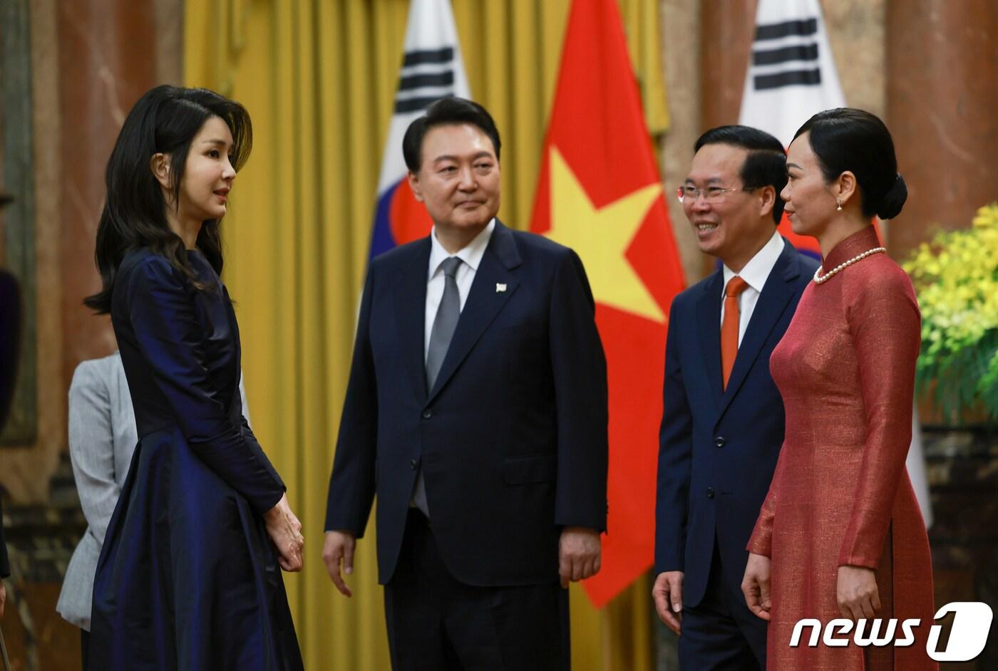 본문 이미지 - 윤석열 대통령과 김건희 여사가 23일 오전(현지시간) 베트남 하노이 주석궁에서 열린 공식 환영식에서 보 반 트엉(Vo Van Thuong) 국가주석 부부와 대화를 나누고 있다. (대통령실 홈페이지) 2023.6.23/뉴스1 ⓒ News1 안은나 기자