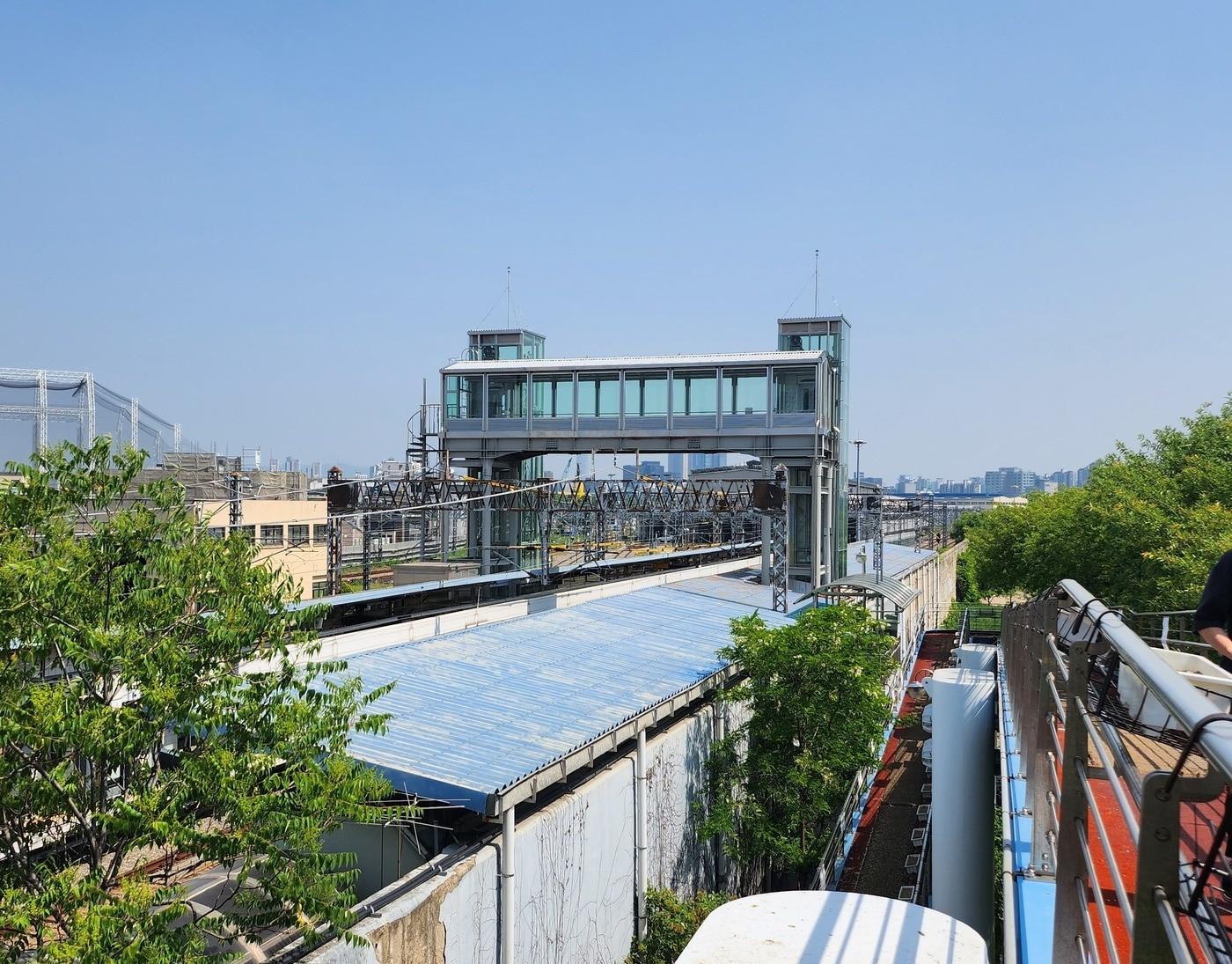 본문 이미지 - 청계천 육교에서 바라본 용답역 엘리베이터의 모습. (서울시 제공)