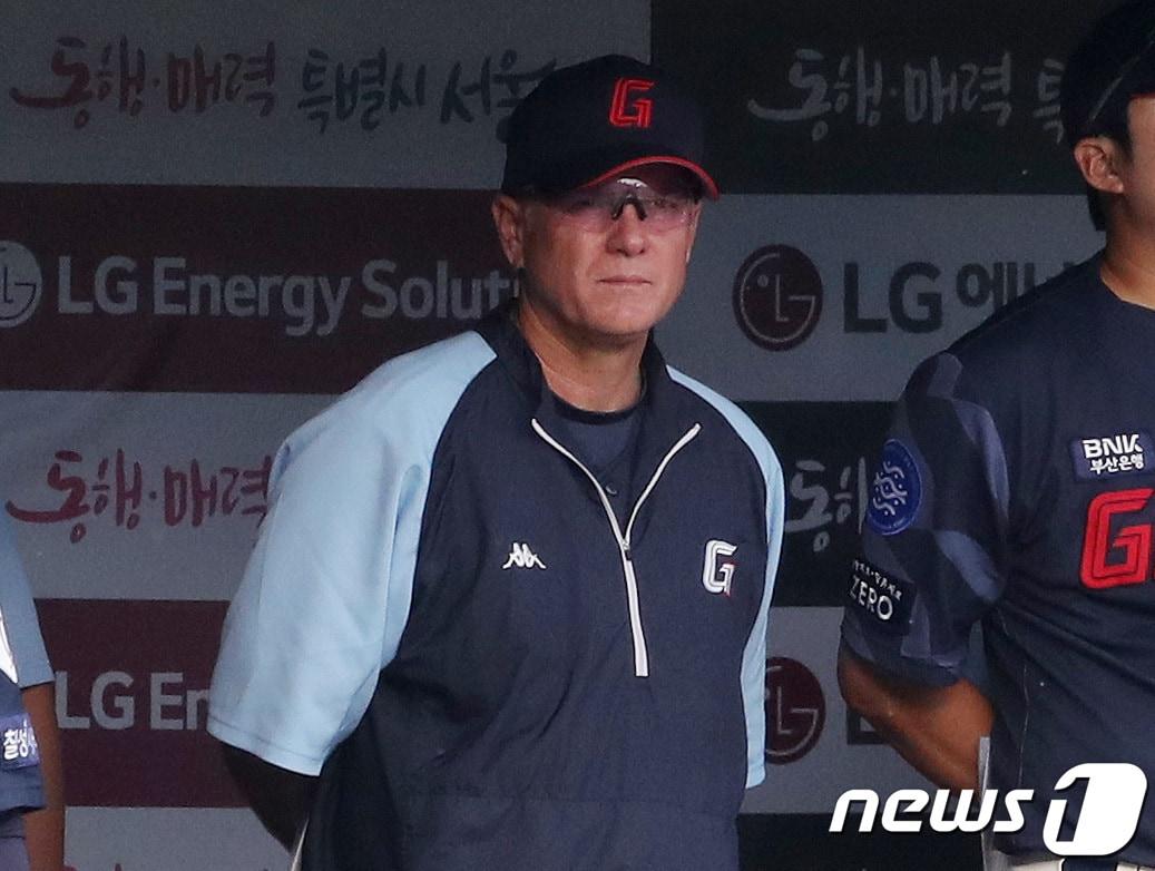 본문 이미지 - 23일 오후 서울 송파구 잠실야구장에서 열린 프로야구 '2023 신한은행 SOL KBO리그' 롯데 자이언츠와 LG 트윈스의 경기에서 서튼 롯데 감독이 경기를 지켜보고 있다. 2023.6.23/뉴스1 ⓒ News1 구윤성 기자