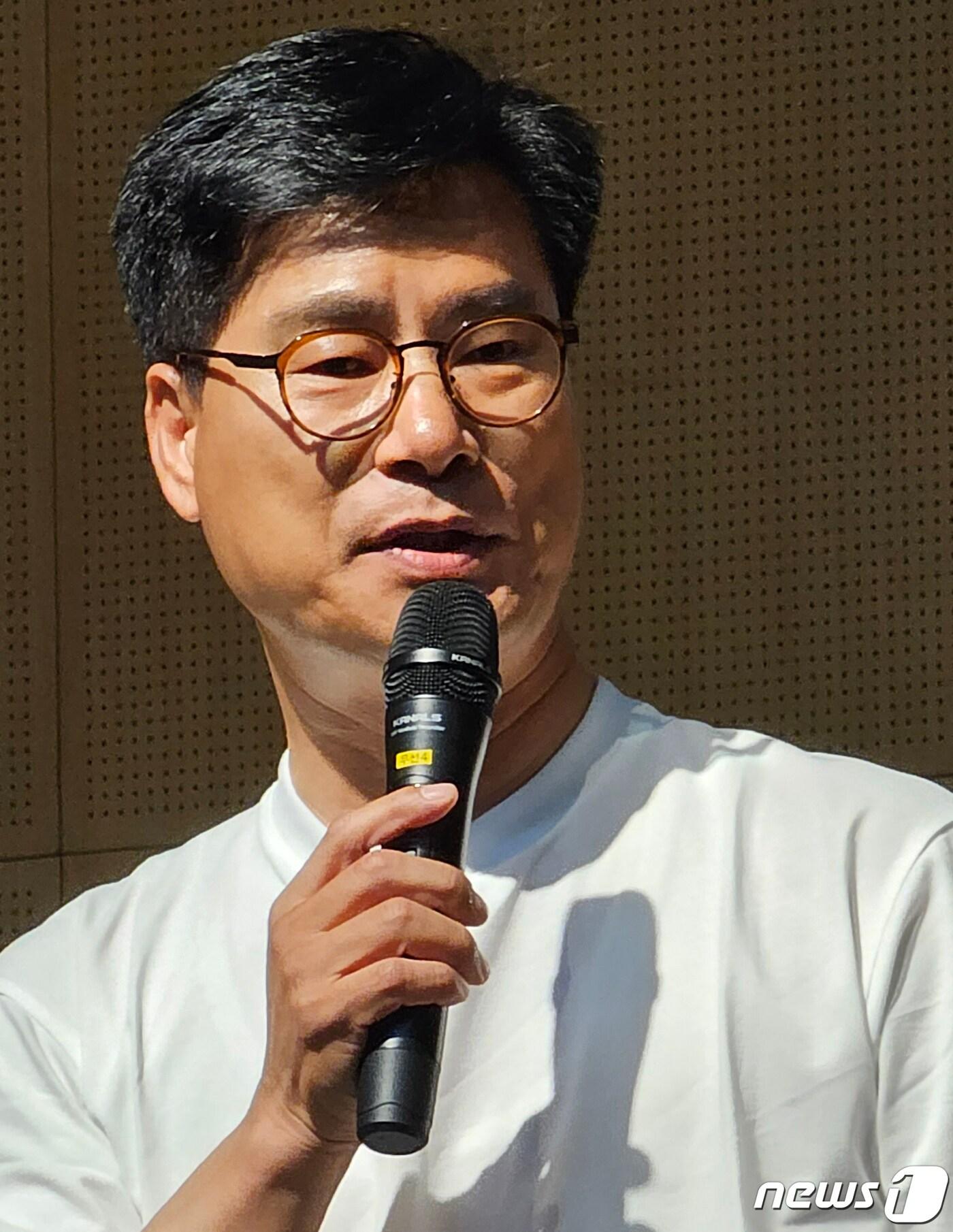 본문 이미지 - 23일 구미 강동새마을금고 산동지점 대강당에서 열린 '국민의힘 최고위원과 함께하는 김영식의 영토크'에서 김영식 의원이 인사말을 하고 있다. 2023.6.23/뉴스1 ⓒ News1 정우용 기자