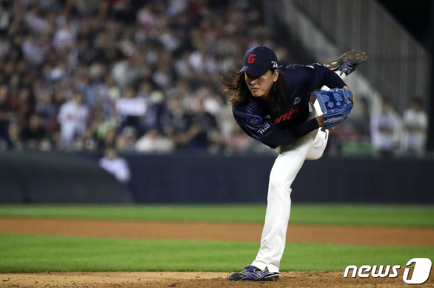 23일 오후 서울 송파구 잠실야구장에서 열린 프로야구 '2023 신한은행 SOL KBO리그' 롯데 자이언츠와 LG 트윈스의 경기에서 롯데 투수 김원중이 9회말 1사 1루 상황때 LG 박해민을 상대로 공을 던지고 있다. 2023.6.23/뉴스1 ⓒ News1 구윤성 기자