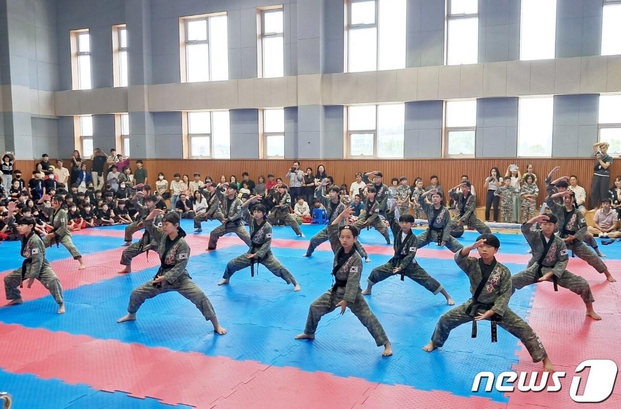 본문 이미지 - 24일 대전 유성구청소년수련관에서 ‘2023 전국청소년특공무술대축전’이 열려 초등학생들이 무술 시범을 선보이고 있다. /뉴스1 ⓒNews1 최일 기자