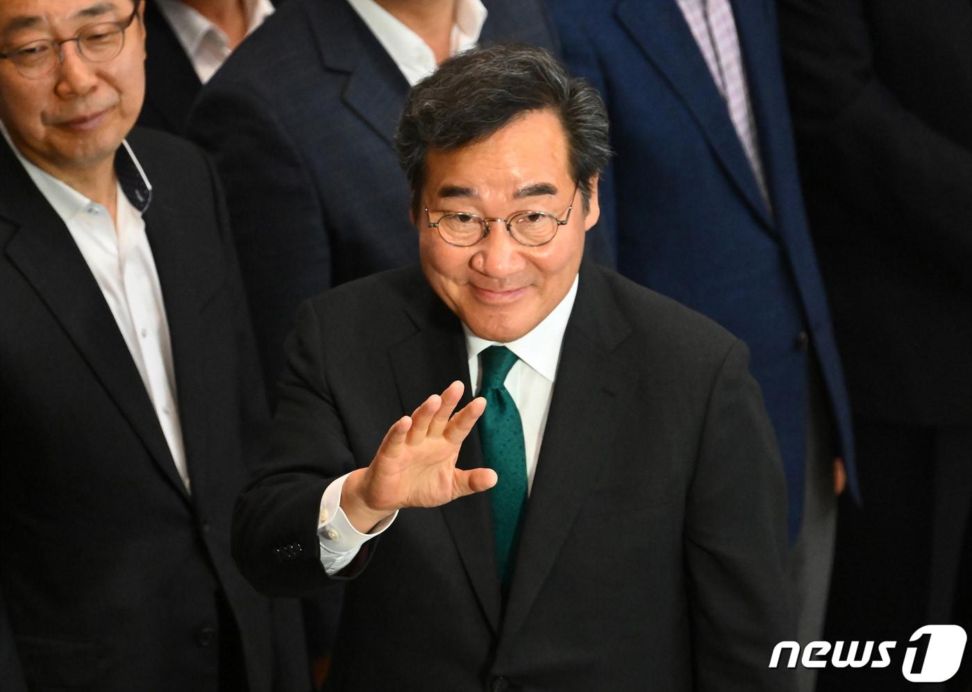 본문 이미지 - 이낙연 전 더불어민주당 대표가 24일 오후 인천국제공항 제2여객터미널을 통해 귀국한 뒤 지지자들을 향해 손인사 하고 있다. 1년간의 미국 유학 생활을 마친 이 전 대표는 "국민이 나라 걱정하는 지경＂이라며 ＂못다한 책임 다 할 것＂이라고 밝혔다. (공동취재)2023.6.24/뉴스1 ⓒ News1 허경 기자
