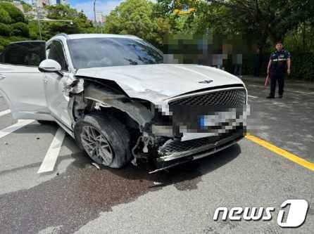 본문 이미지 - 24일 낮 12시 30분께 부산시 해운대구 우동 동백역에서 수영만 요트경기장 방향 이면도로에서 보행자가 숨지는 교통사고가 발생했다. 사고 직후 파손된 차량 모습.(부산경찰청 제공)