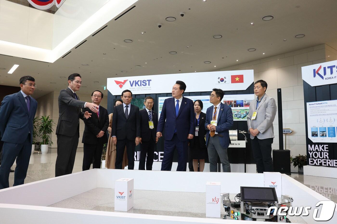 본문 이미지 - 윤석열 대통령이 24일 오전(현지시간) '한-베 디지털 미래 세대와의 대화'를 위해 베트남 하노이에 있는 삼성전자 R&D센터를 방문해 이재용 삼성전자 회장의 설명을 들으며 전방향 모바일 로봇의 장애물 회피 시연을 보고 있다. (대통령실 제공) 2023.6.24/뉴스1 ⓒ News1 안은나 기자