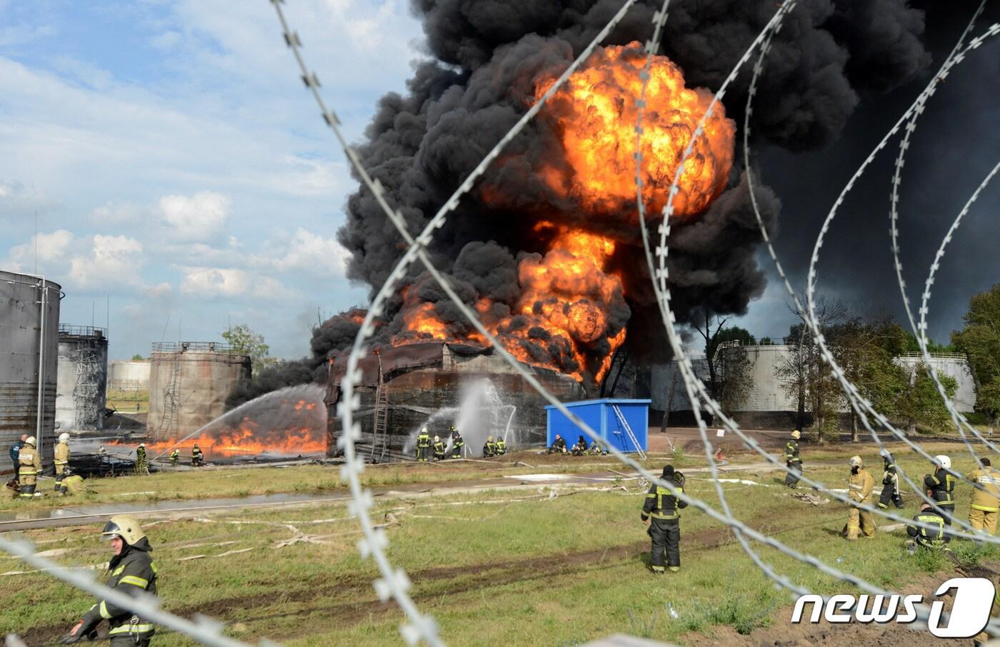 24일(현지시간) 러시아 보로네시의 지역 원유 저장고에 불이 붙어 현지 소방이 이를 진화하고 있다. 이날 보로네시의 군사 시설은 쿠데타를 일으킨 러시아의 민간용병조직 바그너그룹이 장악한 것으로 알려졌다. 2023.6.24. ⓒ 로이터=뉴스1 ⓒ News1 김성식 기자