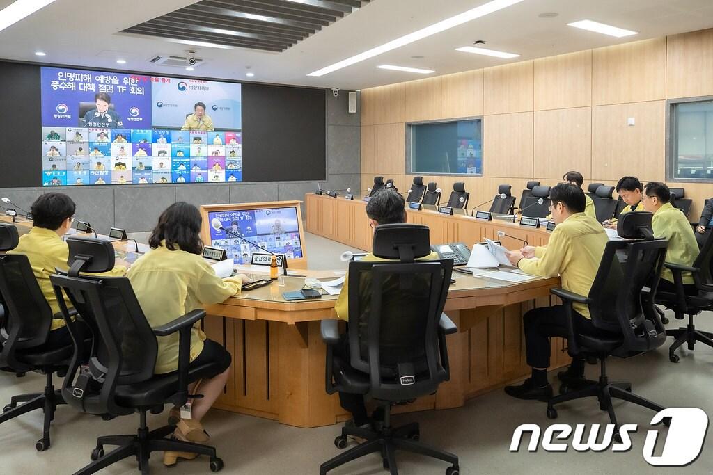 본문 이미지 - 최근 3년 간 경기지역 풍수해 사고 관련 119신고 접수는 총 8293건이고, 절반 이상이 8월에 집중된 것으로 나타났다. 사진은 지난 6월21일 경기도청 재난상황실에서 열린 ‘풍수해 대책 점검 TF 6차 회의’ 모습.(경기도 제공)/