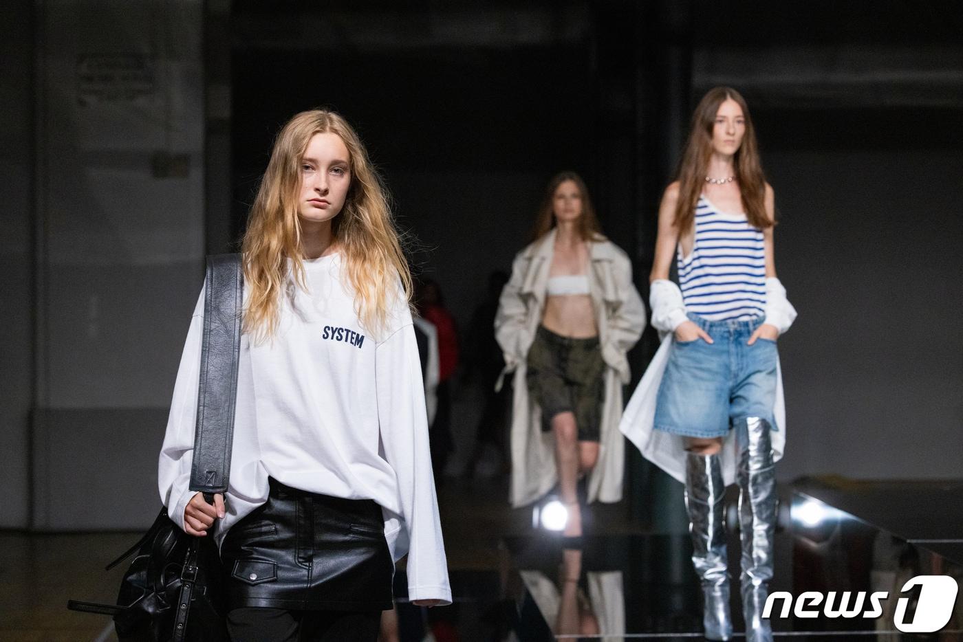 6월22일(현지 시간) 프랑스 파리 ‘리쎄 터고(Lyc&eacute;e Turgot)’에서 진행한 시스템·시스템옴므 2024년 봄·여름(S/S) 시즌 개별 프레젠테이션에서 모델들이 의상을 선보이고 있다.(현대백화점 그룹 제공) 2023.6.25/뉴스1