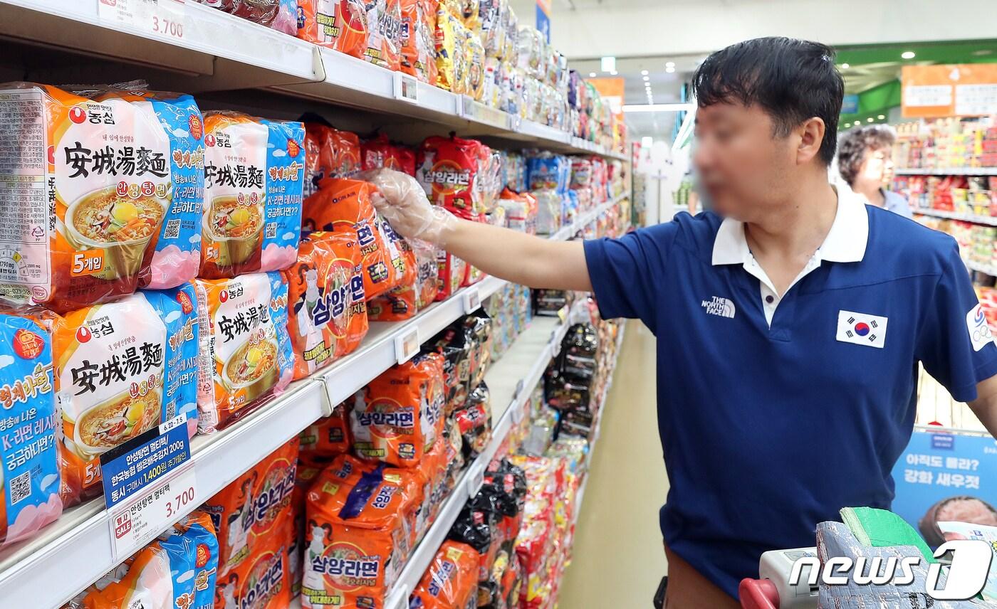 본문 이미지 - 25일 서울 시내 한 대형마트를 찾은 시민이 라면을 고르고 있다. 2023.6.25/뉴스1 ⓒ News1 김진환 기자