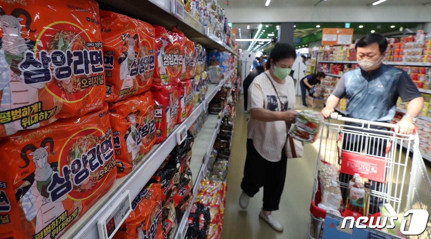 본문 이미지 - 25일 서울 시내 한 대형마트를 찾은 시민들이 라면을 구입하고 있다. 2023.6.25/뉴스1 ⓒ News1 김진환 기자