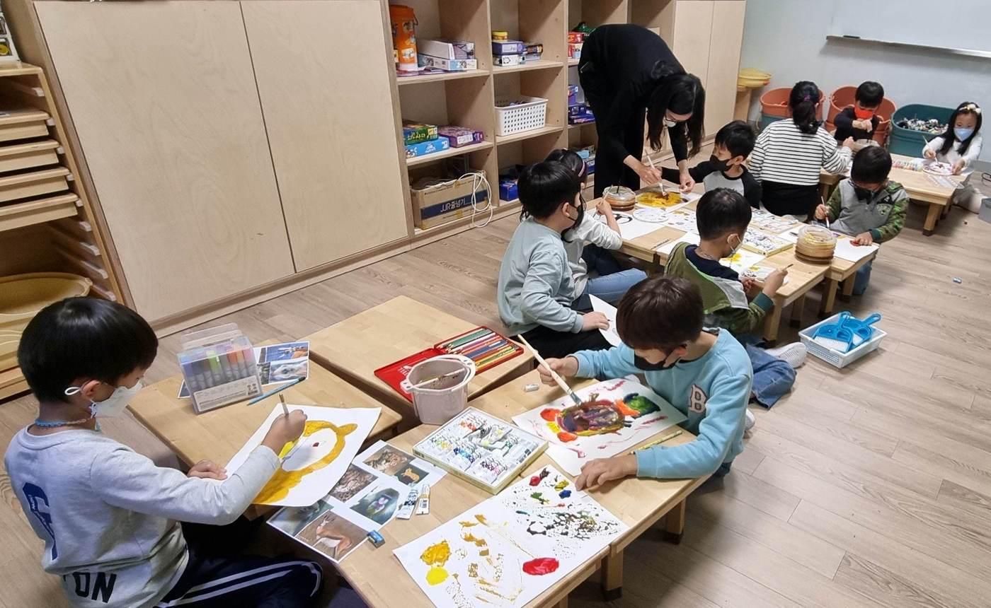 본문 이미지 - 강남 7호점에서 아이들이 스토리북을 만드는 모습. (서울시 제공)