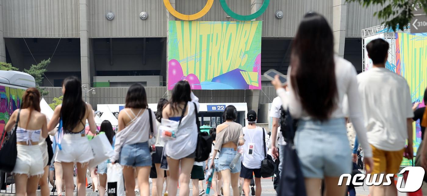 본문 이미지 - 지난해 6월 25일 오후 서울 잠실종합운동장 특설무대에서 열리는 '워터밤 서울 2023' 참여를 위해 관람객들이 공연장으로 향하고 있다. 2023.6.25/뉴스1 ⓒ News1 김진환 기자