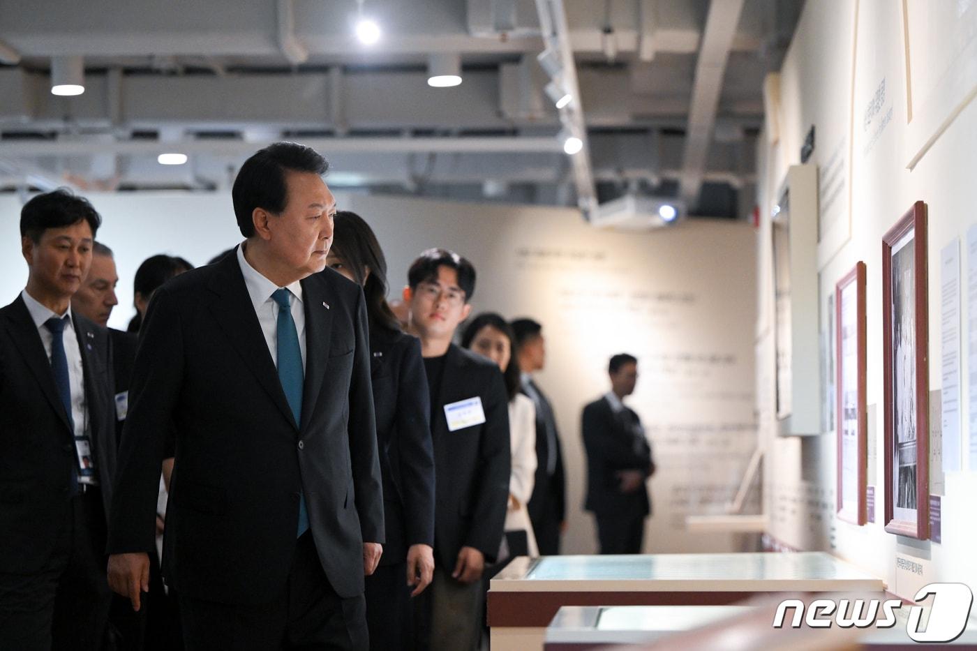 본문 이미지 - 윤석열 대통령과 김건희 여사가 6·25 전쟁 73주년인 25일 오후 서울 종로구 대한민국역사박물관에서 '한미동맹 70주년 특별전'을 관람하고 있다. (대통령실 제공) 2023.6.25/뉴스1 ⓒ News1 안은나 기자