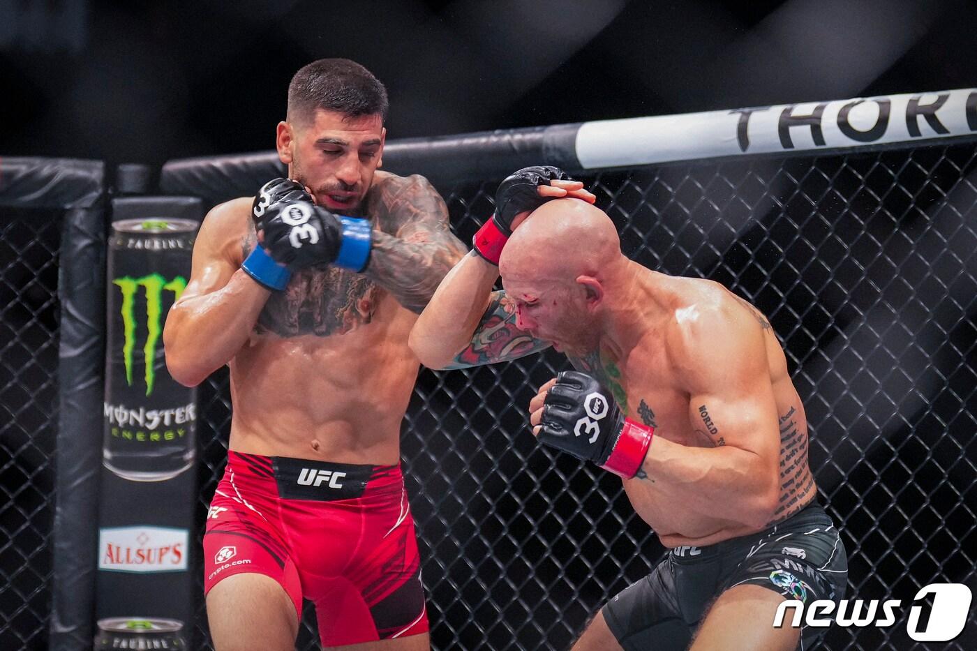 일리아 토푸리아(왼쪽)가 조쉬 에멧을 꺾고 MMA 14연승을 질주했다.ⓒ 로이터=뉴스1