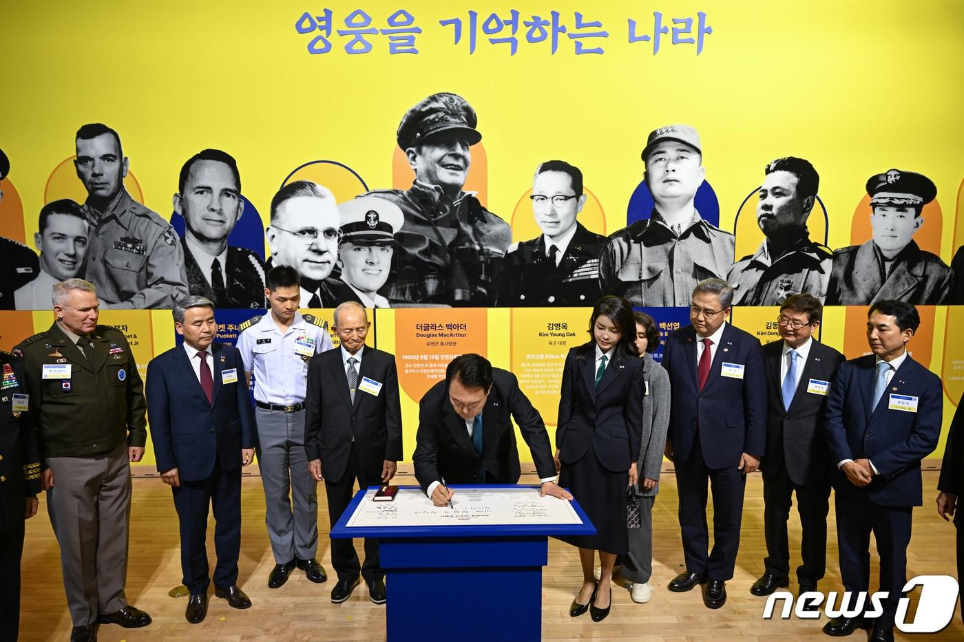 본문 이미지 - 윤석열 대통령이 6·25 전쟁 73주년인 25일 오후 서울 종로구 대한민국역사박물관에서 열린 한미동맹 70주년 특별전을 찾아 ‘영웅을 기억하는 나라: 한미 참전용사 10대 영웅’ 전시 코너 앞에 마련된 방명록에 서명하고 있다. (대통령실 제공) 2023.6.25/뉴스1 ⓒ News1 안은나 기자