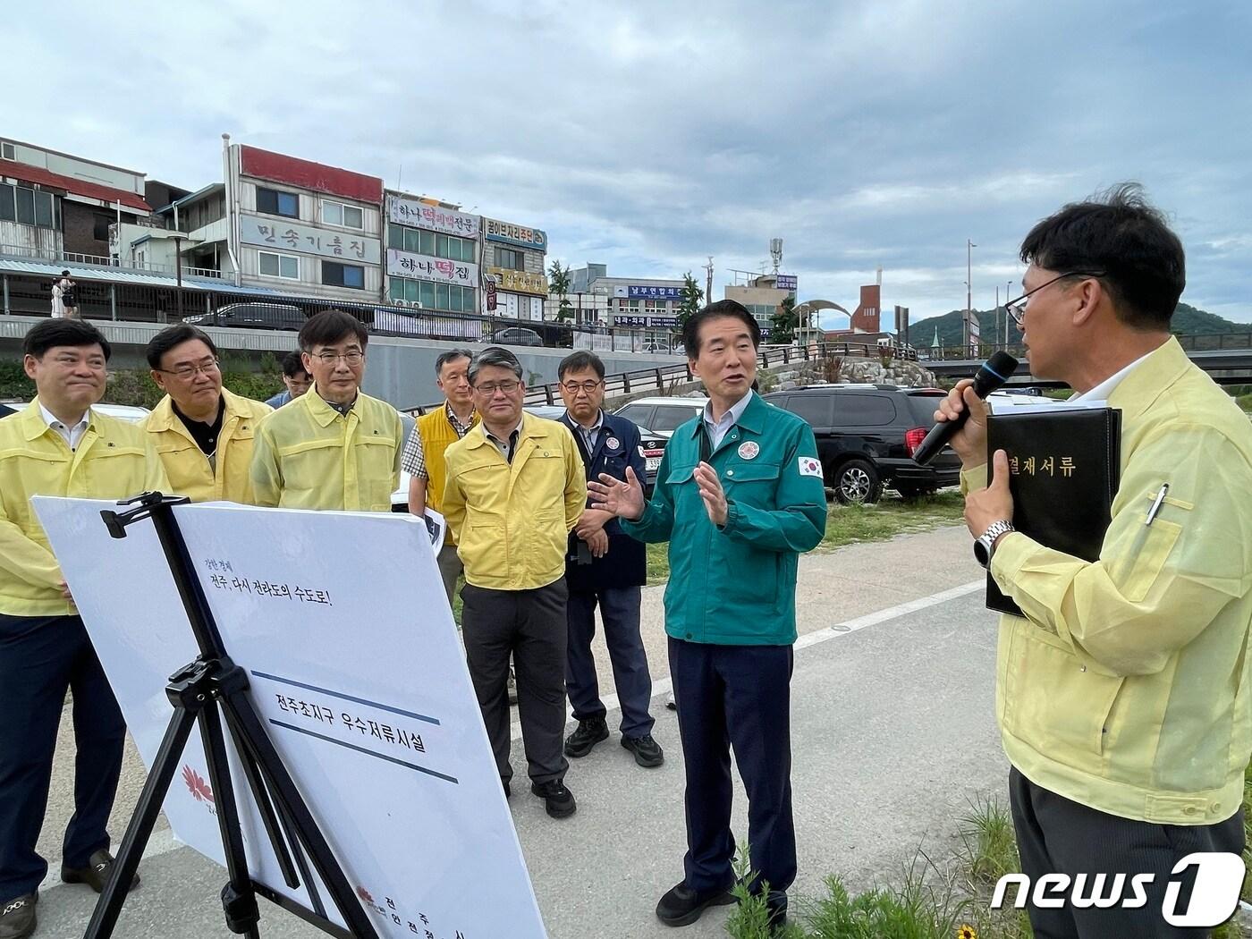 본문 이미지 - 25일 오후 전북을 방문한 김성호 행안부 재난안전관리본부장이 전주시 남부시장 둔치주차장에서 집중호우 상황 대비 대책을 보고 받고 철저대비를 당부하고 있다.2023.6.25.(행정안전부 제공)/뉴스1  