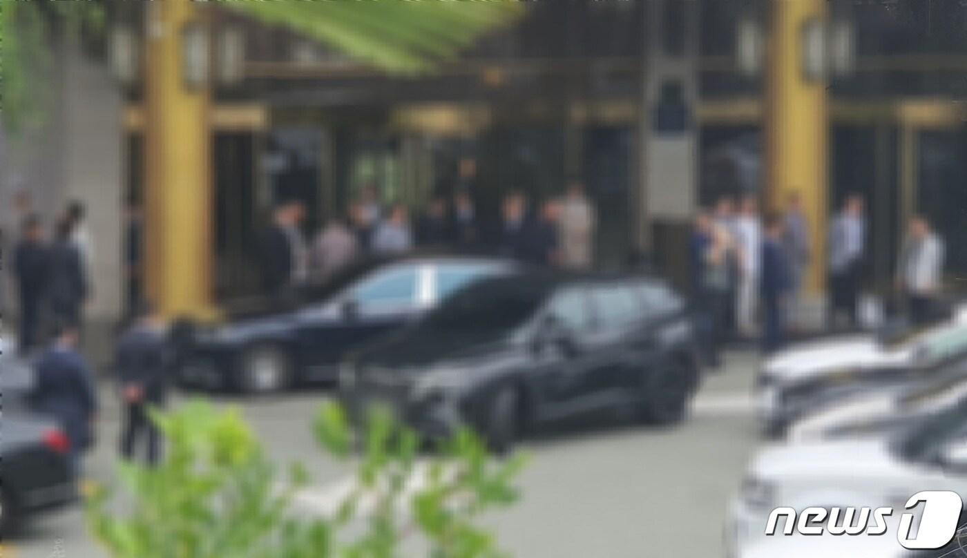 본문 이미지 - 25일 오후 유명 폭력조직 '신20세기파' 두목의 결혼식이 열리는 부산 중구 한 호텔 앞에 하객들이 모여 있다.2023.6.25/뉴스1 노경민 기자