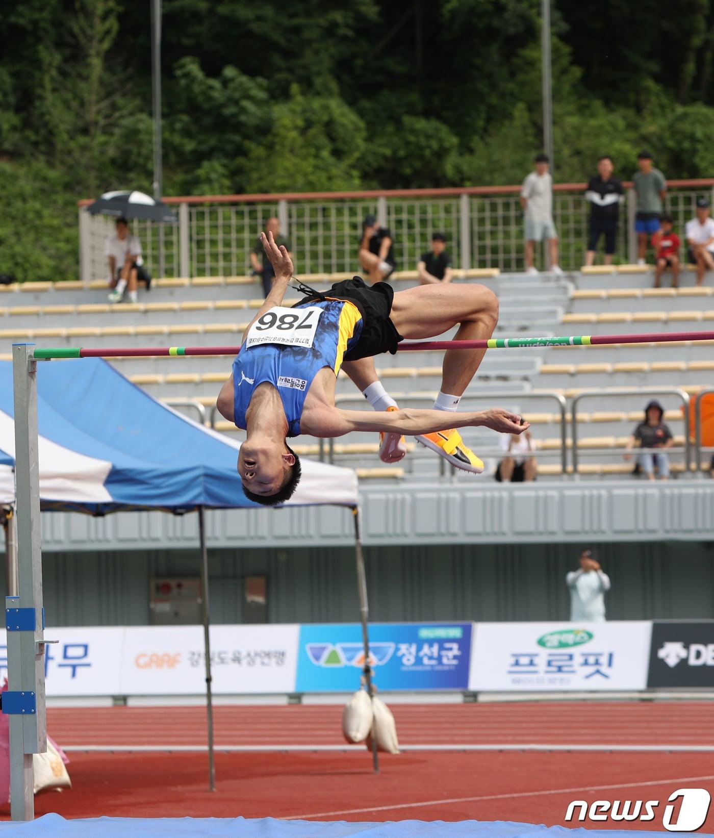 본문 이미지 - 2m33으로 전국육상선수권대회 우승을 차지한 우상혁 (대한육상연맹 제공)