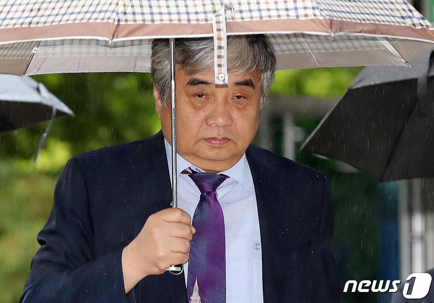 본문 이미지 - TV조선 재승인 점수조작 의혹으로 기소된 한상혁 전 방송통신위원회 위원장이 서울북부지법에서 열린 첫 공판에 출석하고 있다. 2023.6.26/뉴스1 ⓒ News1 박지혜 기자