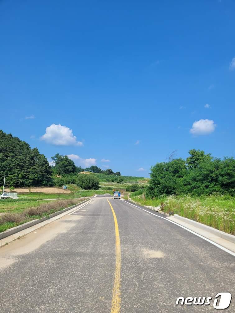 본문 이미지 -  26일 충북 음성군은 군도 18호선 비산~한벌 구간 확장 공사를 올해 안에 마무리할 계획이라고 밝혔다. 사진은 갑산리 구간.(음성군 제공)2023.6.26/뉴스1