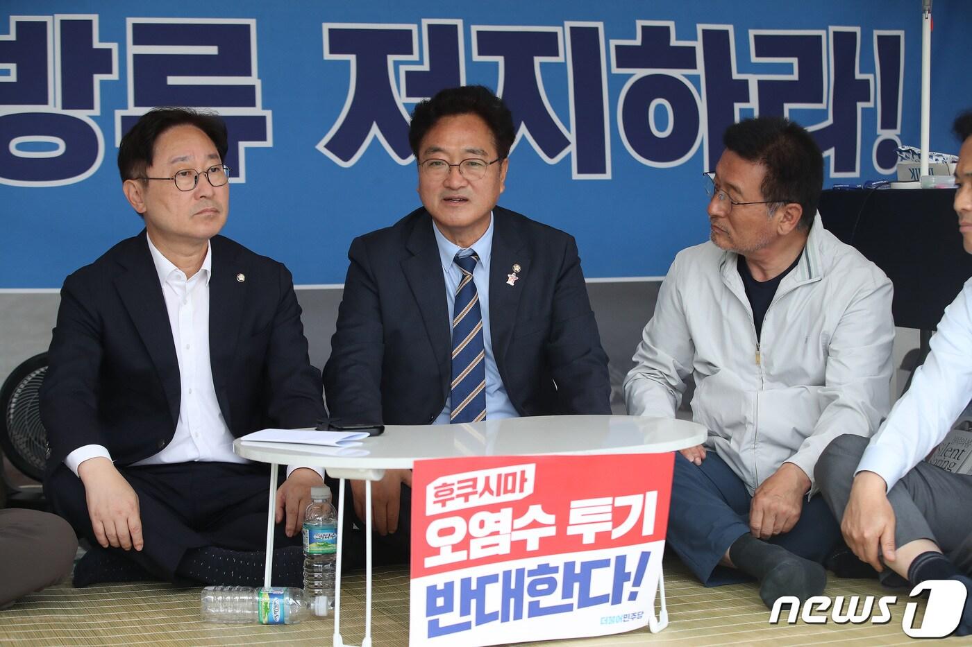 본문 이미지 - 우원식, 윤재갑 더불어민주당 의원이 26일 오전 서울 여의도 국회 본청 앞에서 일본 후쿠시마 원전 오염수 해양 투기 반대 단식 농성을 하고 있다. 왼쪽부터 박범계 의원, 우 의원, 윤재갑 의원. 2023.6.26/뉴스1 ⓒ News1 임세영 기자