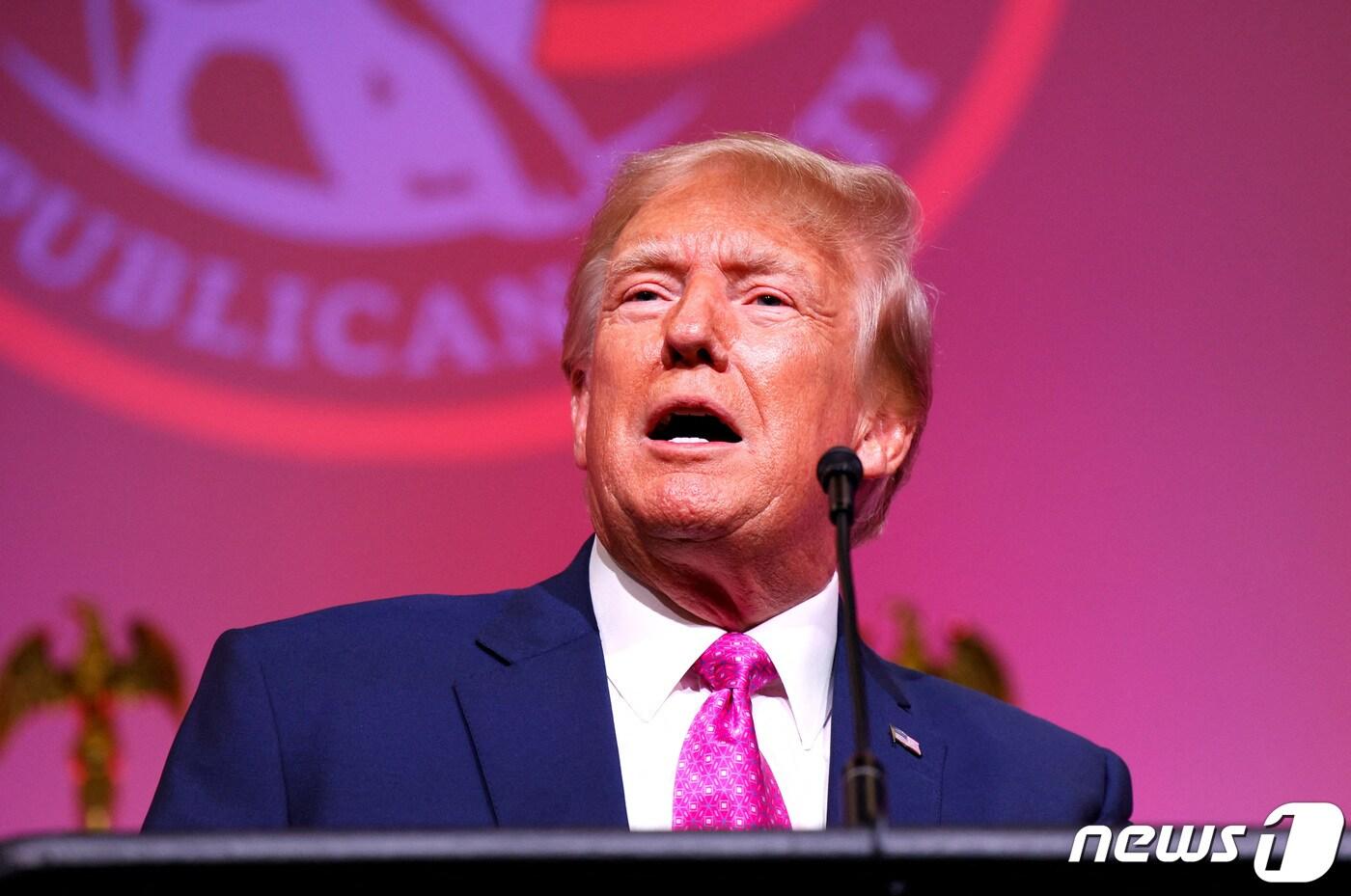 본문 이미지 - 도널드 트럼프 전 미국 대통령이 지난 6월25일(현지시간) 미시간주 노바이에서 열린 오클랜드 카운티 공화당 링컨 데이 디너에 참석해 연설을 하고 있다. 2023.6.26 ⓒ 로이터=뉴스1 ⓒ News1 우동명 기자
