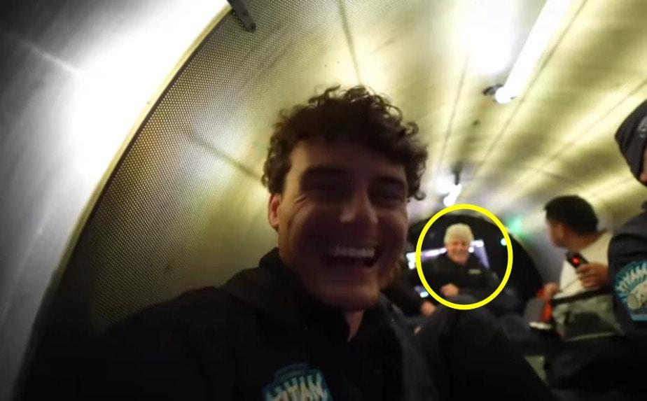 본문 이미지 - 유튜버 제이크가 사고 몇 주 전 오션게이트 익스페디션의 '타이탄' 잠수정에 탑승한 영상 속 사망한 스톡턴 러시 오션게이트 최고경영자(CEO)가 웃고 있다. (유튜브 갈무리)