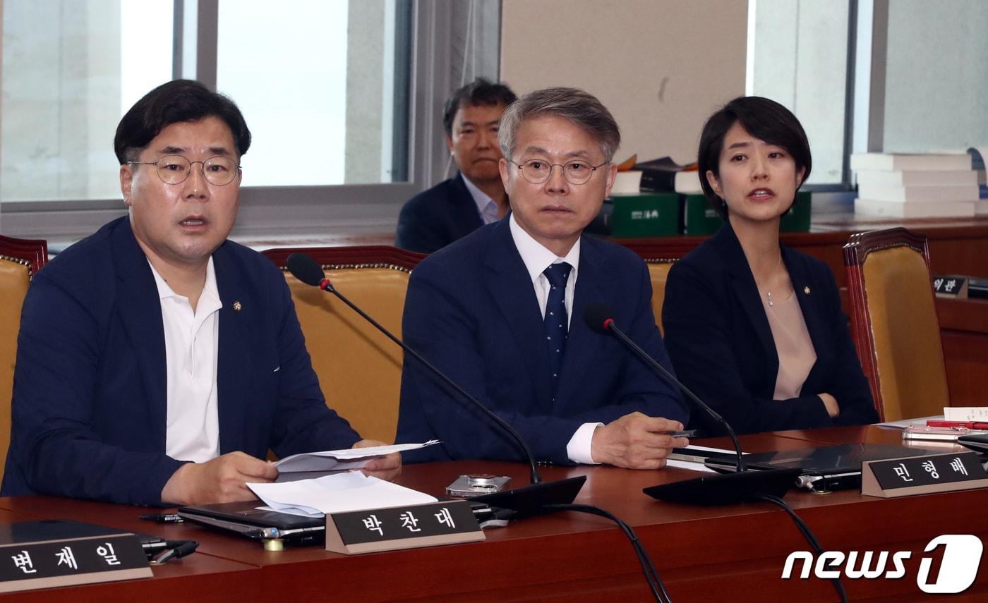 본문 이미지 - 더불어민주당 박찬대(왼쪽부터), 민형배, 고민정 과방위원들이 지난 6월26일 오후 서울 여의도 국회에서 열린 과학기술정보방송통신위원회 전체회의에서 장제원 위원장 불참으로 직무대리를 맡은 박성중 국민의힘 간사가 산회를 선포하자 항의하고 있다. 2023.6.26/뉴스1 ⓒ News1 황기선 기자