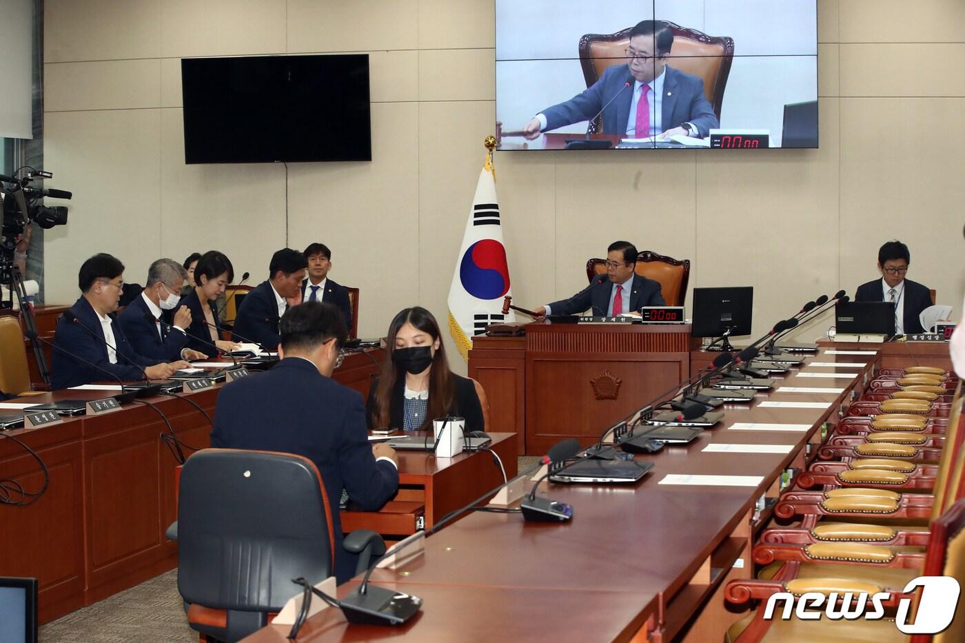 본문 이미지 - 장제원 위원장 불참으로 직무대리를 맡은 박성중 국민의힘 간사가 26일 오후 서울 여의도 국회에서 열린 과학기술정보방송통신위원회 전체회의에서 의사봉을 두드리고 있다. 2023.6.26/뉴스1 ⓒ News1 황기선 기자