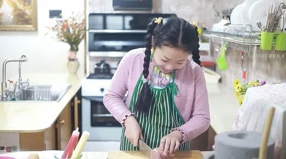 본문 이미지 - 영어로 평양의 일상을 소개하는 북한 유튜버 송아.(유튜브 '송아 SongA Vlog' 채널) ⓒ 뉴스1  