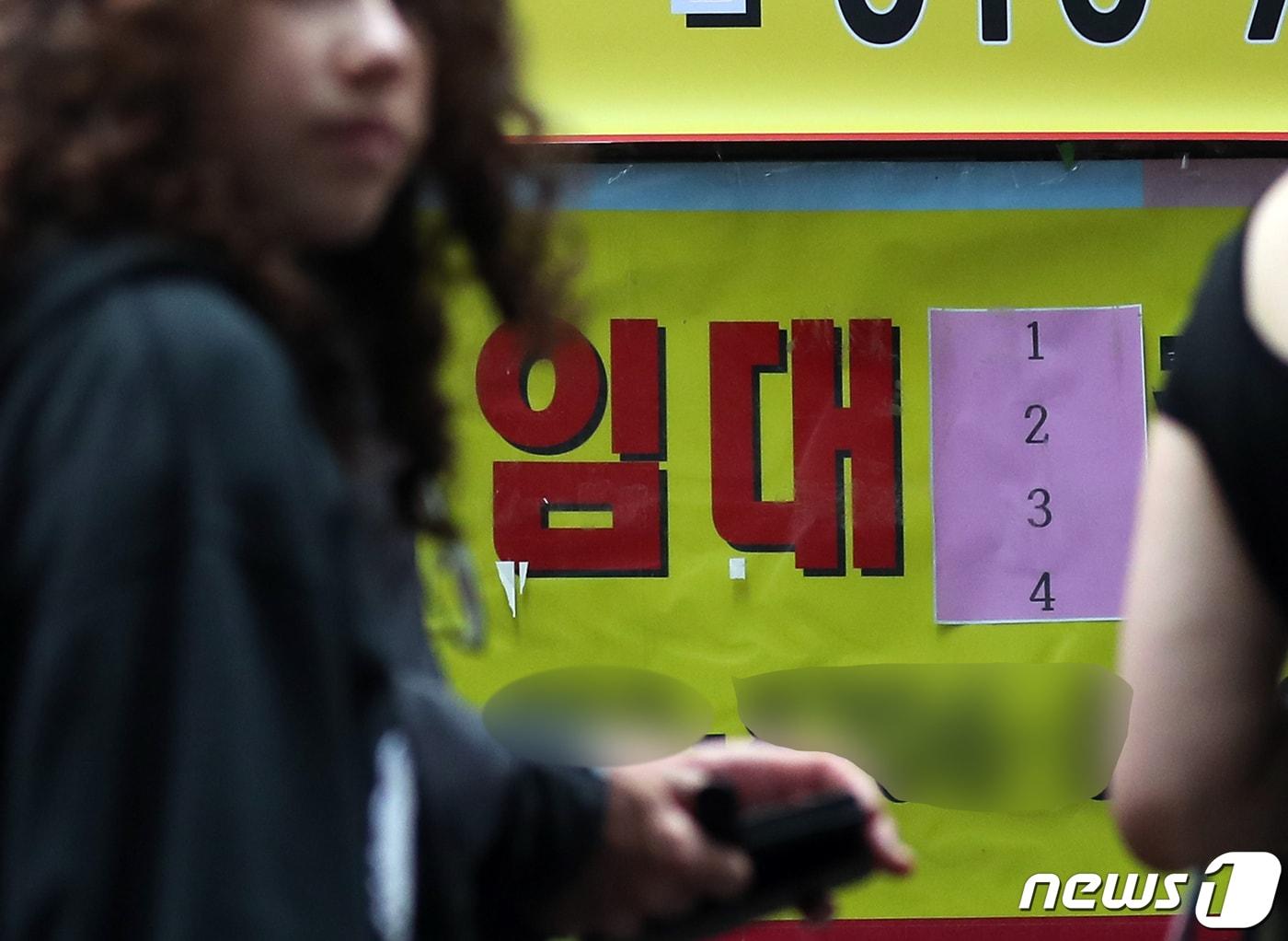 본문 이미지 - 올서울 중구 명동의 한 폐업한 상가에 붙어 있는 임대 문의. <자료사진> ⓒ News1 김진환 기자