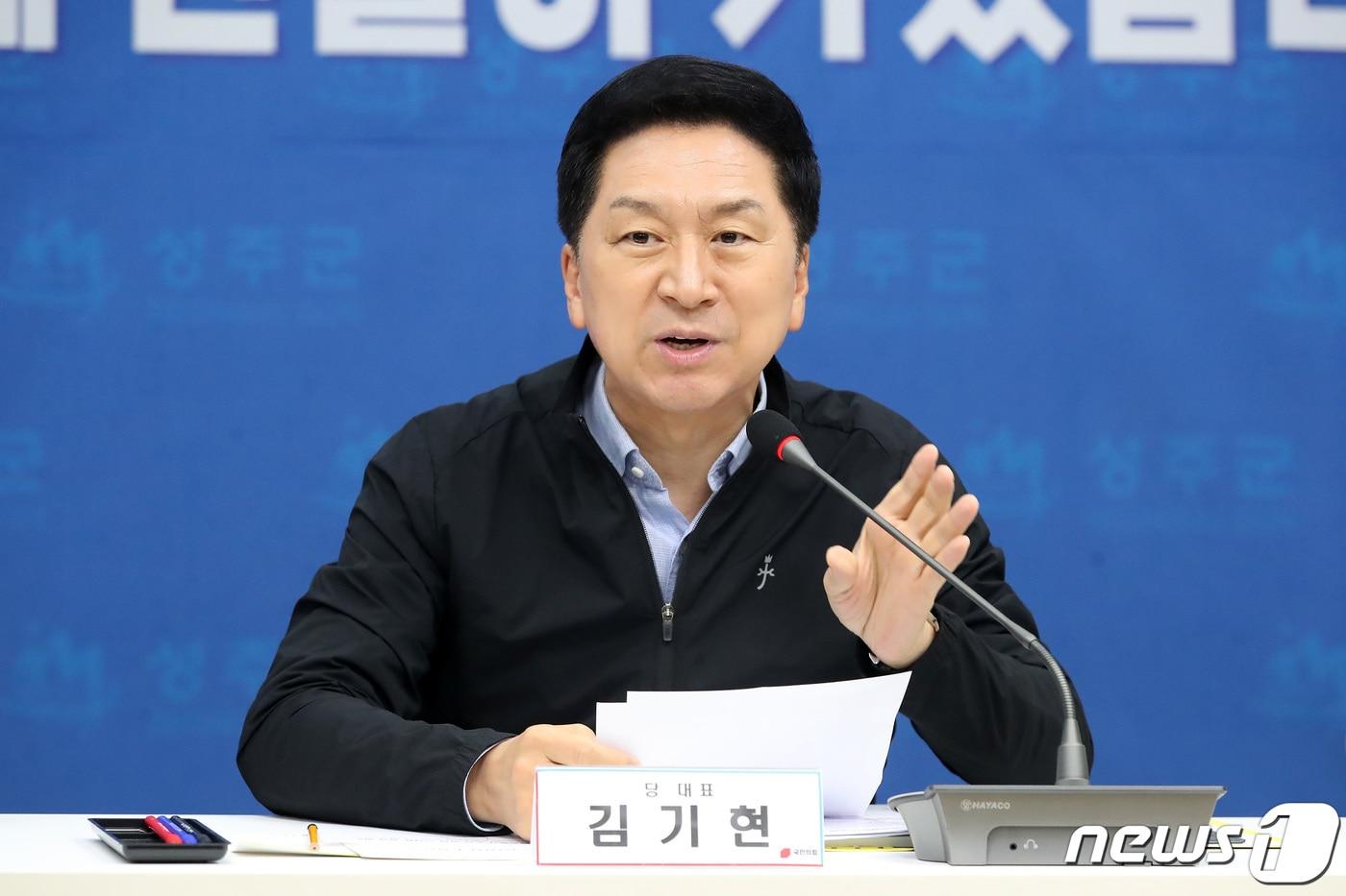 본문 이미지 - 김기현 국민의힘 대표가 지난달 26일 오후 주한미군 사드 기지에 대한 환경영향평가 승인 관련 브리핑을 듣기 위해 경북 성주군청을 찾아 모두 발언을 하고 있다. 2023.6.26/뉴스1 ⓒ News1 공정식 기자