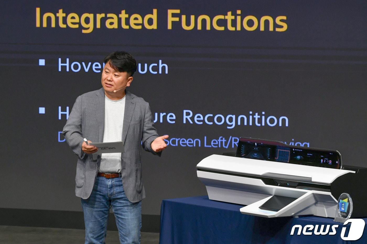  26일 경기 용인 기술연구소에서 열린 현대모비스 '2023 미디어 테크데이'에서 현대모비스 한상훈 EC랩장이 스위블 디스플레이와 롤러블 디스플레이 등을 설명하고 있다.(현대모비스 제공)ⓒ 뉴스1  