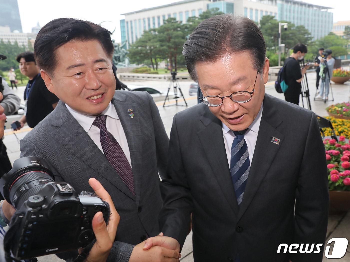 본문 이미지 - 오영훈 지사와 이재명 대통령(자료사진)/뉴스1