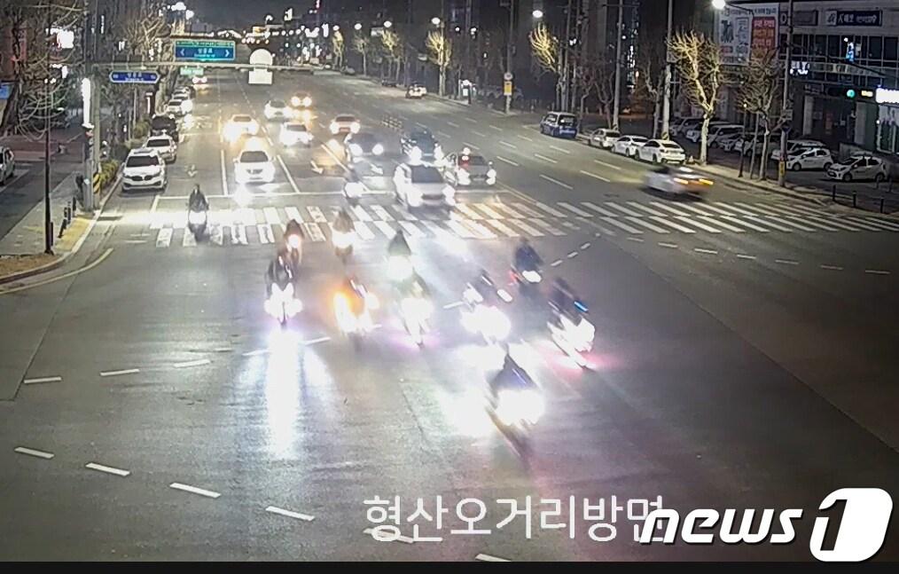 본문 이미지 - 경북 포항북부경찰서는 지난 2월 남구 형산강 교차로 등에서 오토바이를 타고 시내를 돌며 곡예 운전 등으로 운전자들의 안전을 위협한 폭주족 25명을 도로교통법위반(공위험행위),(무면허운전)으로 불구속 송치했다고 밝혔다.(포항북부경찰서제공)2023.6.26/뉴스1 