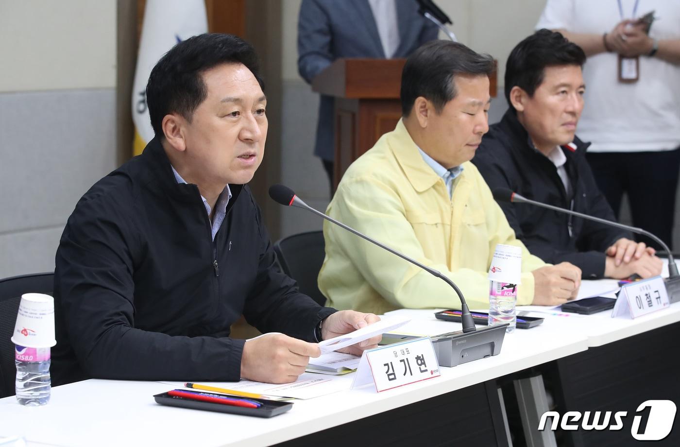 본문 이미지 - 김기현 국민의힘 대표가 26일 오후 주한미군 사드 기지에 대한 환경영향평가 승인 관련 브리핑을 듣기 위해 경북 성주군청을 찾아 모두 발언을 하고 있다. 2023.6.26/뉴스1 ⓒ News1 공정식 기자
