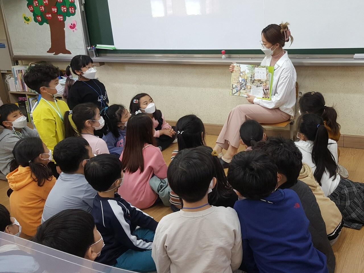 본문 이미지 - '하이파이브 챌린지' 수업을 진행하는 모습 (넥슨재단 제공)