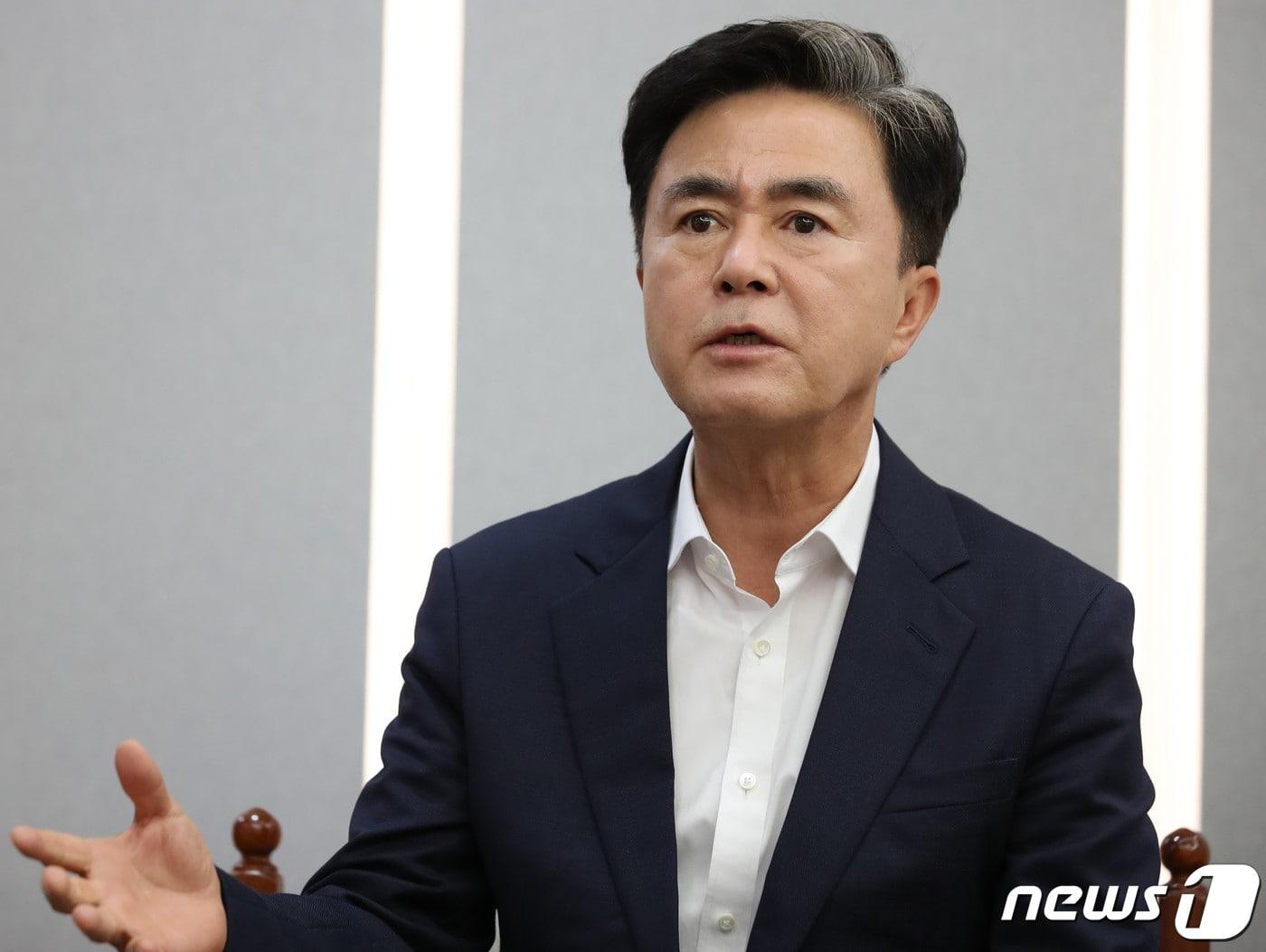 본문 이미지 - 김태흠 충남지사가 26일 뉴스1과 인터뷰를 하고 있다.(충남도 제공)/뉴스1