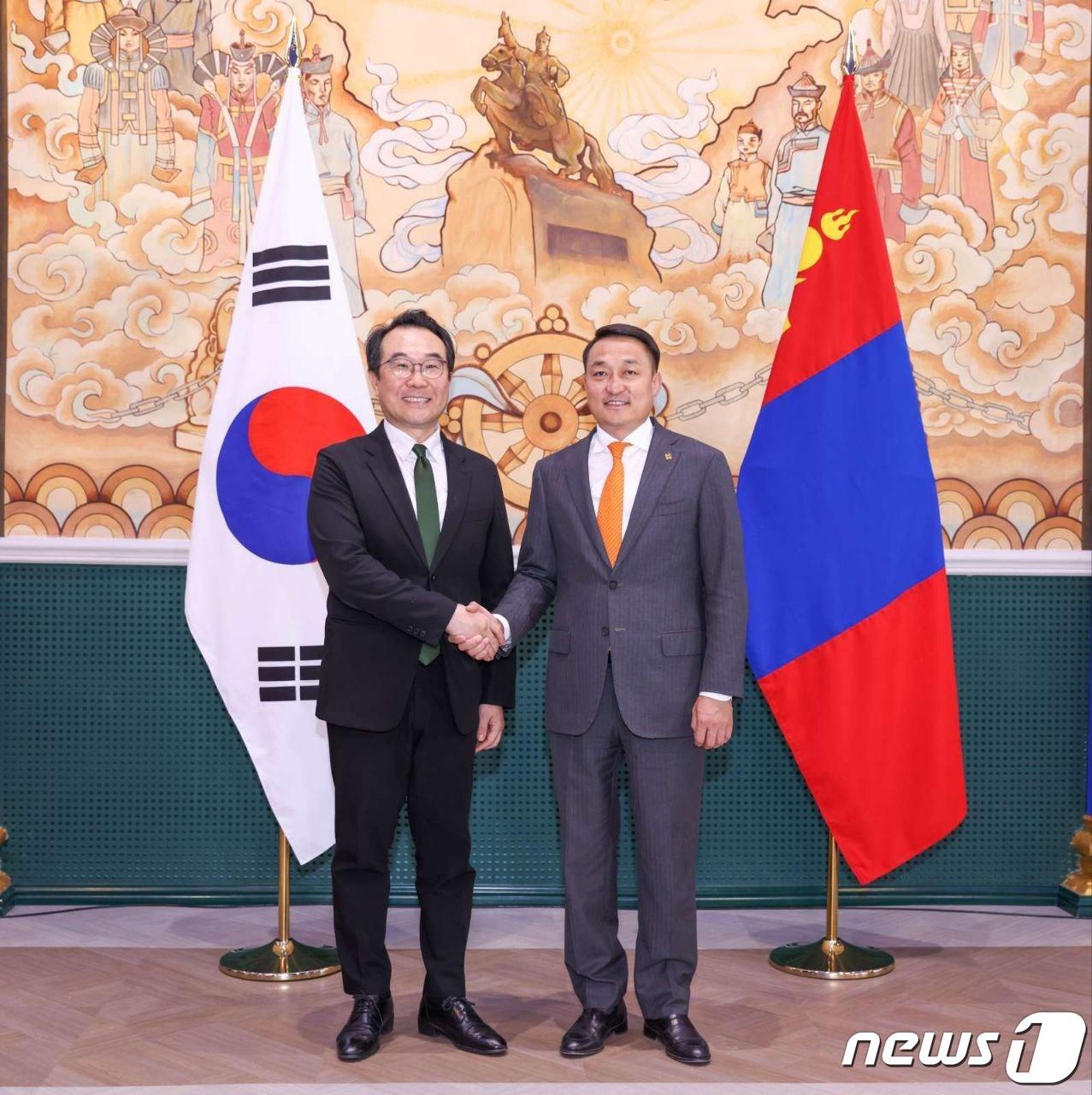 본문 이미지 - 이도훈 외교부 제2차관(왼쪽)과 다쉬젝베 아마르바야스갈랑 몽골 내각관방부 장관. (외교부 제공) 2023.6.26./뉴스1