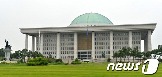 본문 이미지 - 국회의사당 전경. 