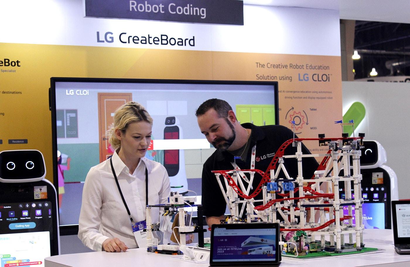 본문 이미지 -  ISTE에서 미국 현지 교육 관계자들이 LG전자 부스를 찾아 전자칠판과 코딩 교육 교구를 체험하고 있는 모습. (LG전자 제공)