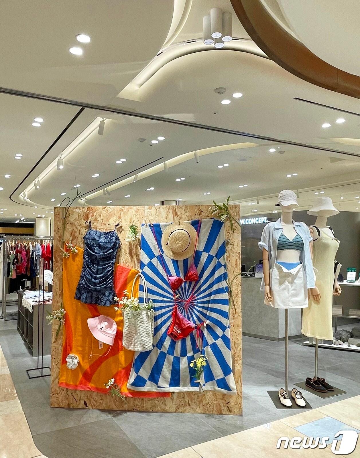 본문 이미지 - W컨셉은 여름 휴가철을 맞아 신세계백화점 오프라인 매장에서 인기 스윔웨어를 기간 한정 판매한다.(W컨셉제공)