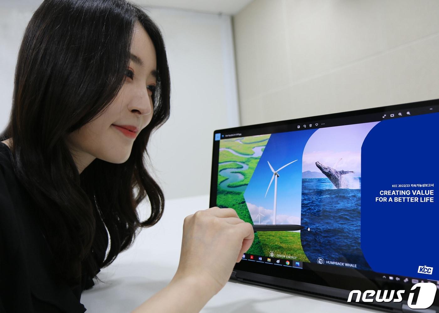 본문 이미지 - KCC 직원이 인터랙티브 PDF형식을 도입한 KCC 지속가능성보고서를 살펴보고 있다.(KCC 제공) 