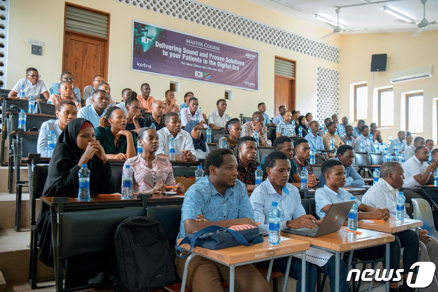 지난 6월 16일과 17일, 오스템임플란트 중동법인이 아프리카 탄자니아 치과대학에서 임상교육을 진행하고 있다.(오스템임플란트 제공)/뉴스1 