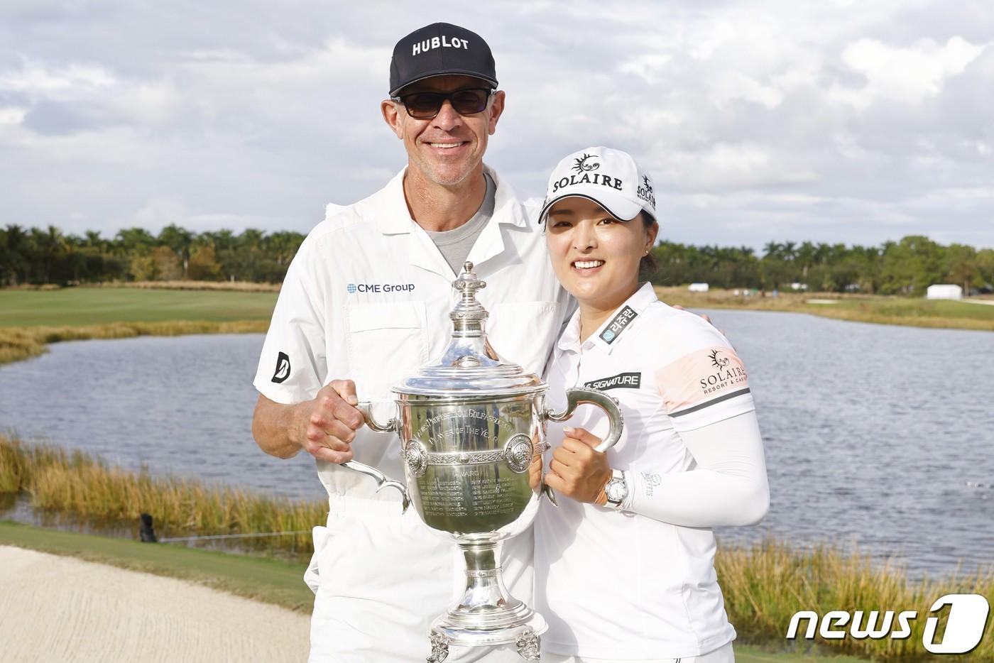 2021년 CME 그룹 투어 챔피언십에서 우승했을 당시 데이비드 브루커와 고진영. ⓒ AFP=뉴스1