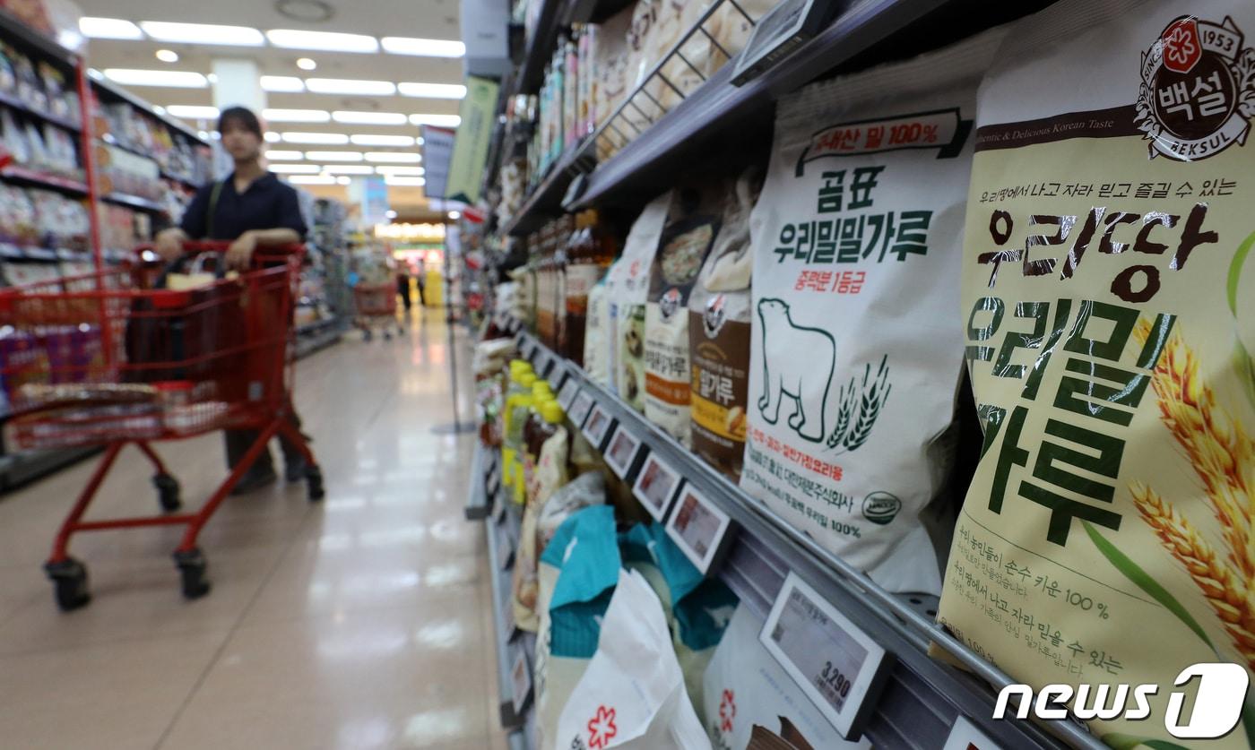 본문 이미지 - 서울 시내 한 대형마트에 밀가루가 진열되어 있다. 2023.6.27/뉴스1 ⓒ News1 김진환 기자