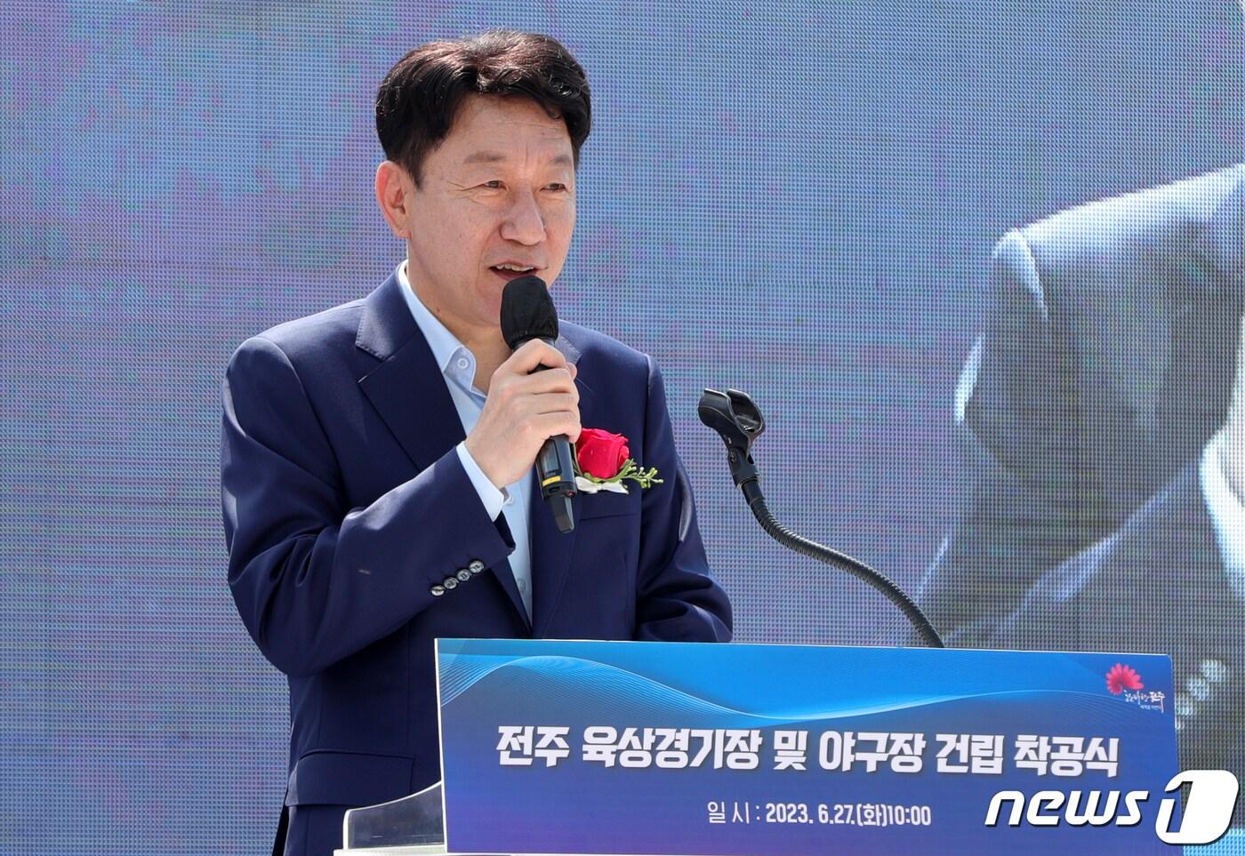 우범기 전주시장이 27일 전북 전주시 전주월드컵보조경기장 부지에서 열린 '전주 육상경기장 및 야구장 건립 착공식'에서 기념사를 하고 있다. 2023.6.27/뉴스1 ⓒ News1 유경석 기자