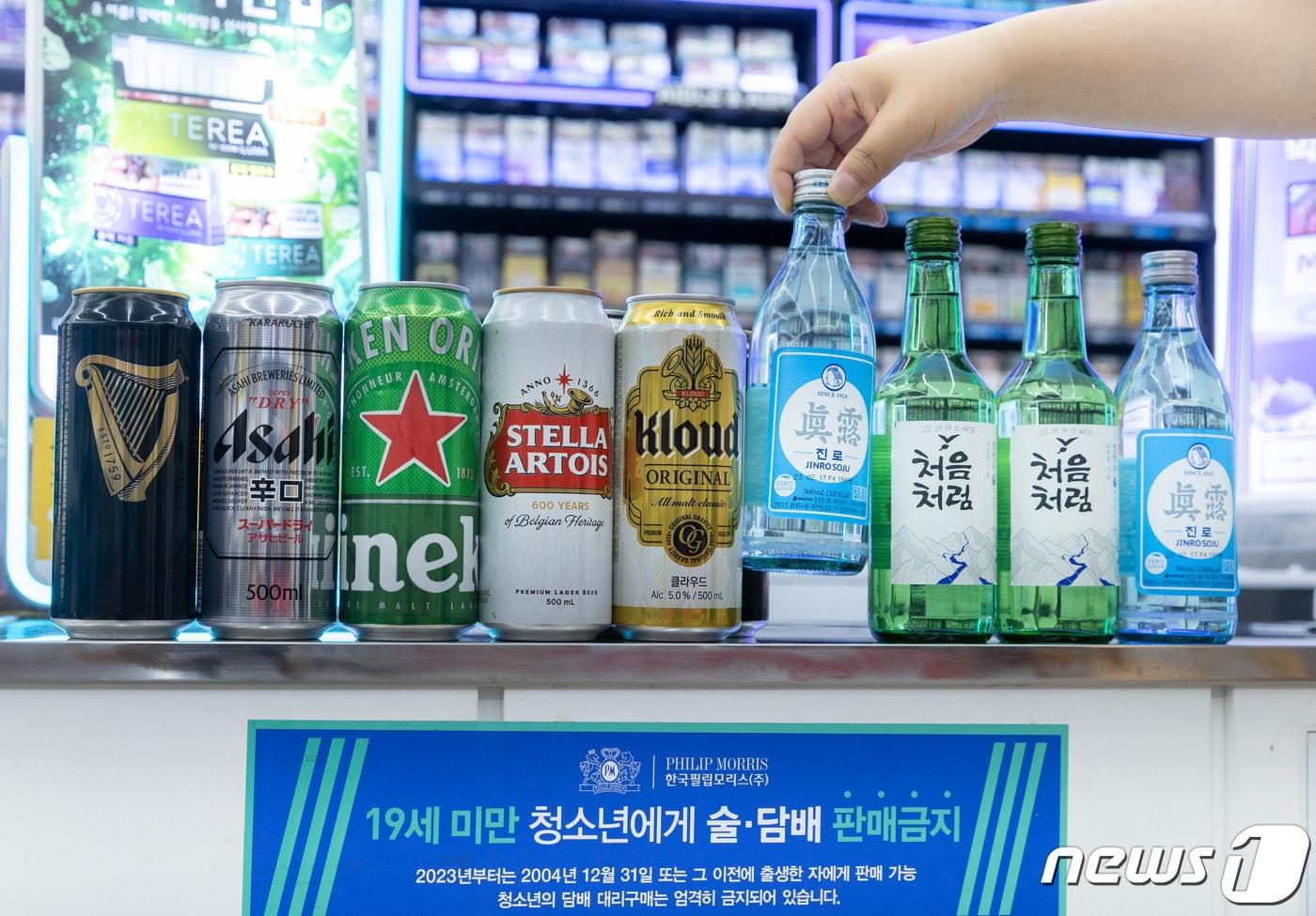 27일 오전 서울의 한 편의점에 '19세 미만 청소년에게 술·담배 판매금지' 안내문이 게시된 모습. 2023.6.27/뉴스1 ⓒ News1 이재명 기자