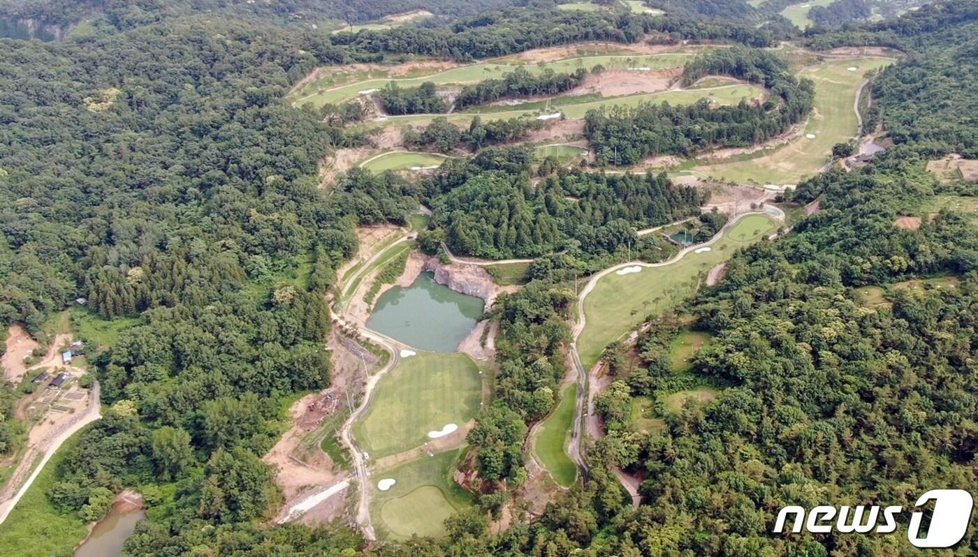 나주 해피니스컨트리클럽이 개발행위 변경 허가 없이 규모를 확대해 시공한 저류지 모습.(나주시 제공) /뉴스1